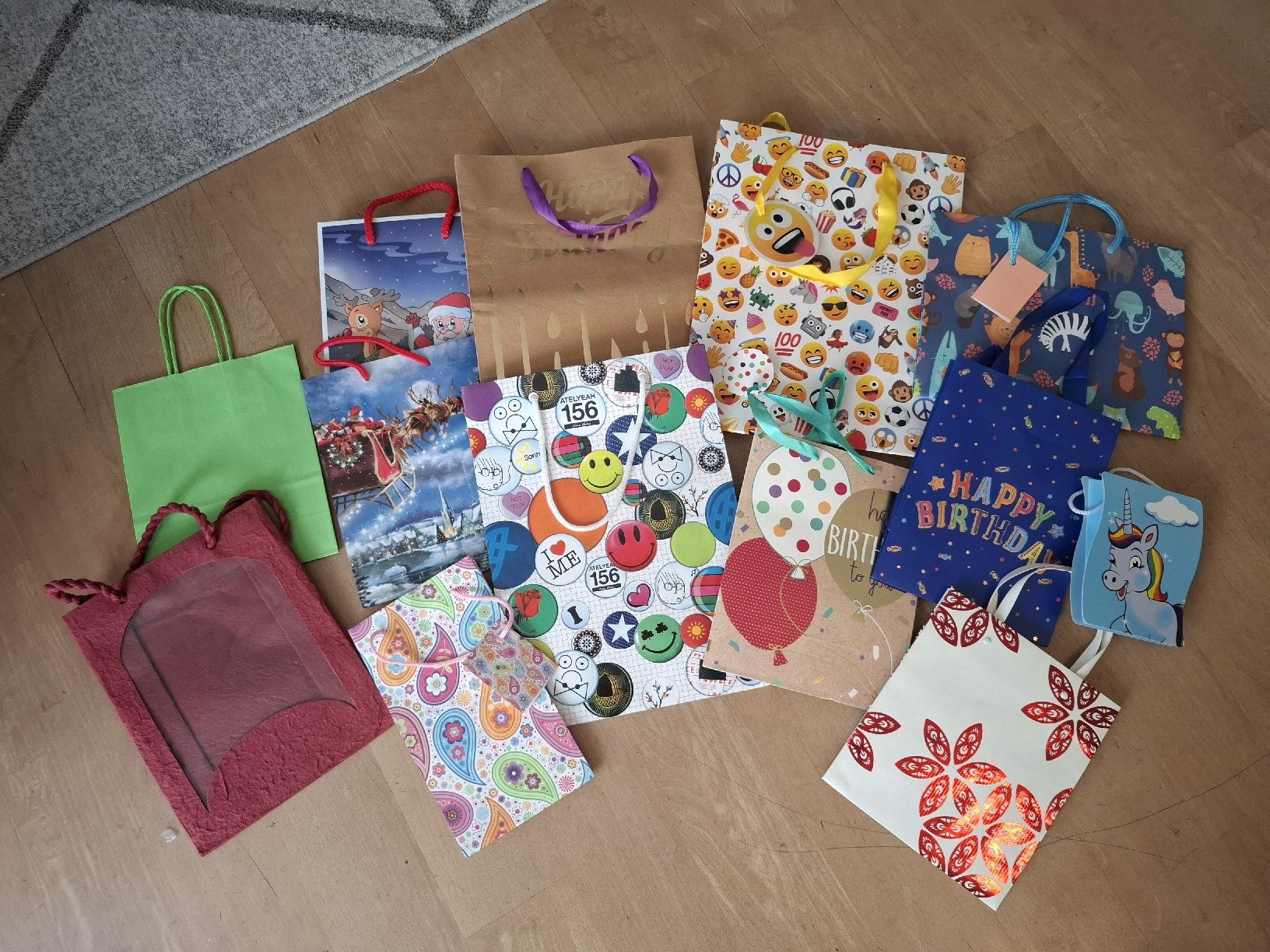 Taschen: Div. Geschenktüten Paket – Gebraucht aus Wangs von Soda_95