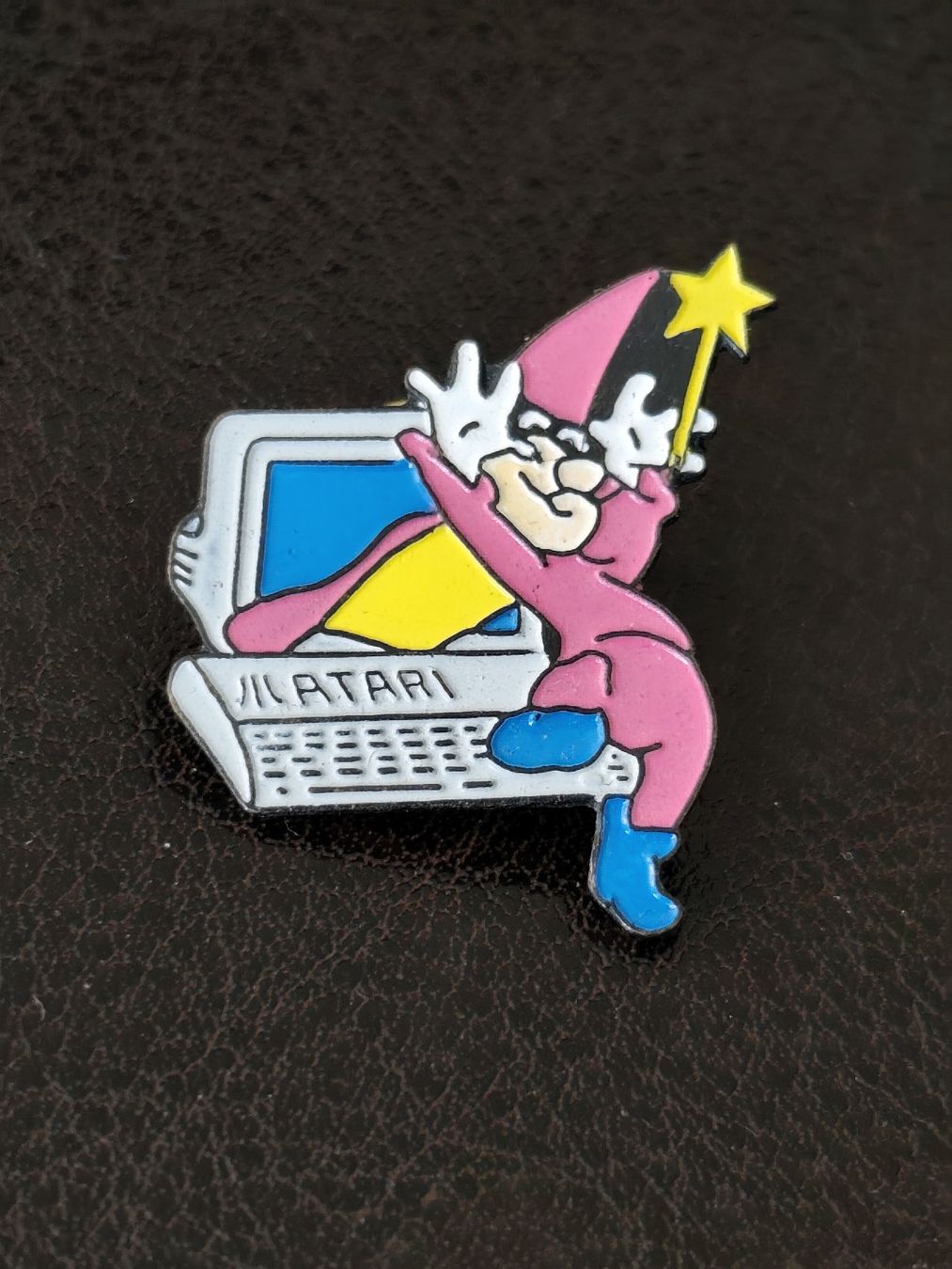 Placchette & Badge: Ancien pins Atari / micro ordinateurs / retrogaming – Usato da Moléson-s-Gruyères venduto da Greg2707