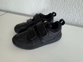 Schwarzer Nike Kinderschuh, Grösse 30, Pico 5