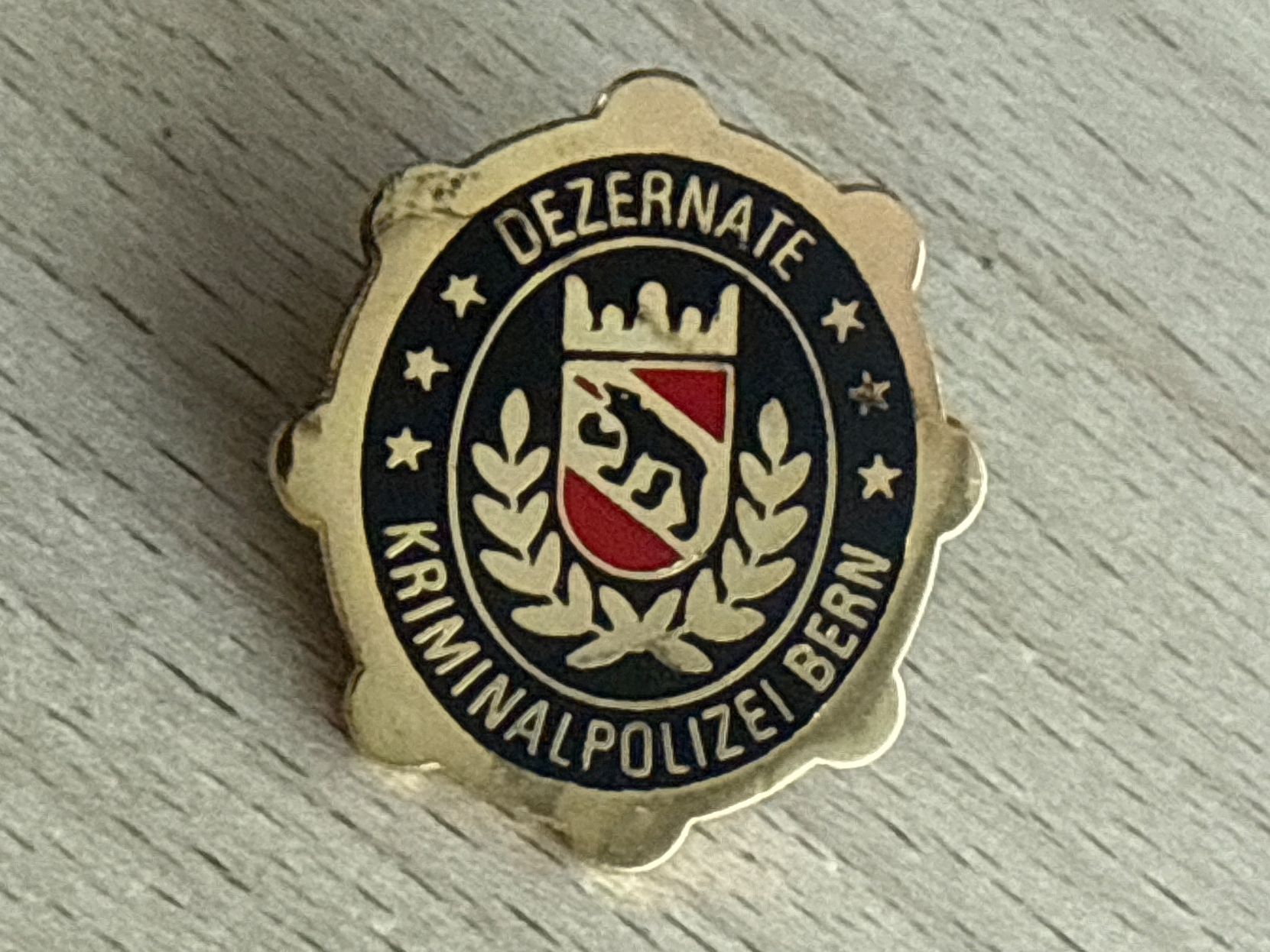 Plaketten & Abzeichen: Pin Kriminalpolizei Bern Dezernate – Gebraucht aus Glattbrugg von Schweigmatt