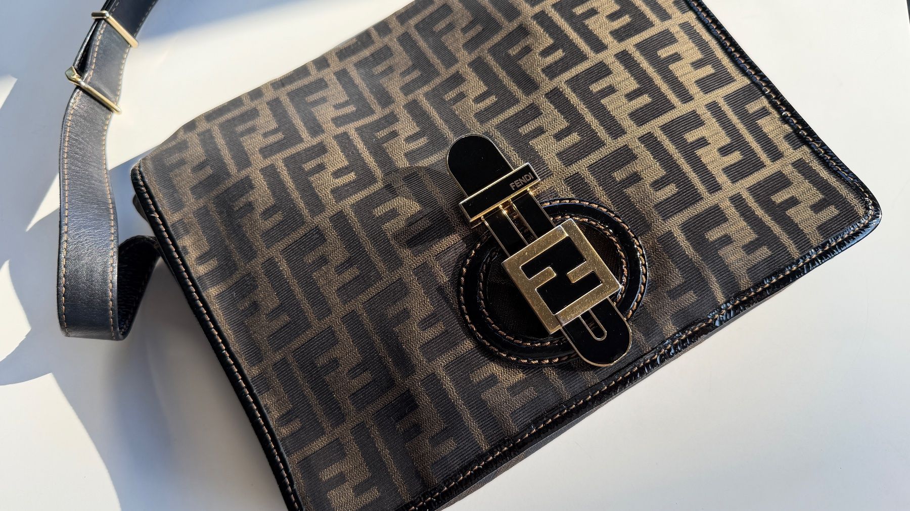 Fendi Borse da donna: FENDI Umhängetasche mit einzigartigem Verschluss – Usato da Zürich venduto da MindWork66 1