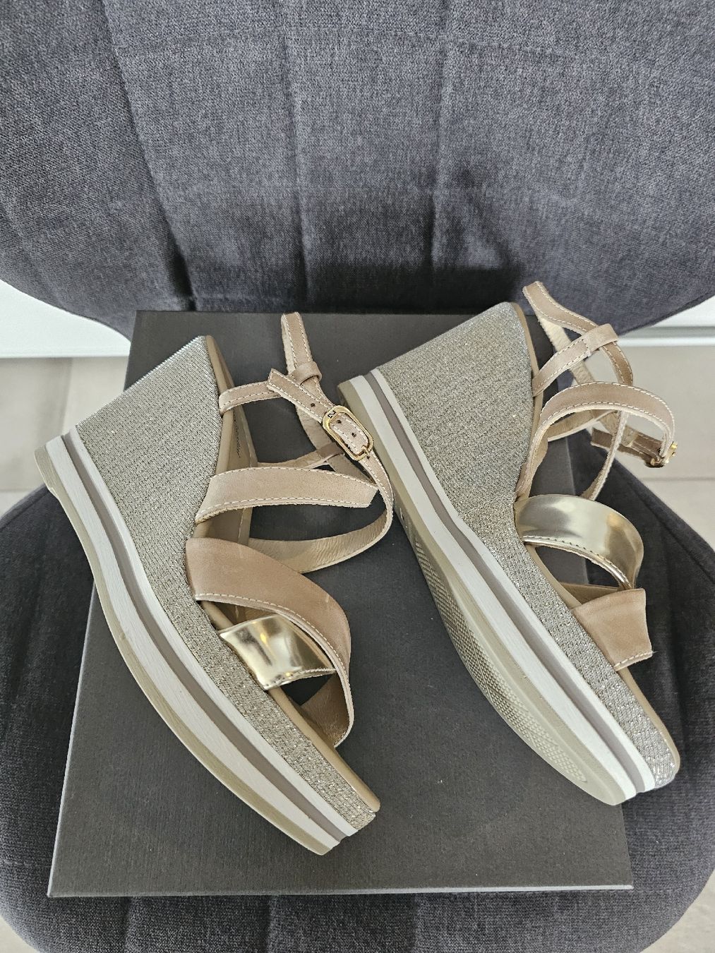 Scarpe da donna: Sandales Neuves "Nero Giardini" dorées/Beiges/Compensées – Nuovo e nell'imballaggio originale da Basel venduto da Paloma6261 7