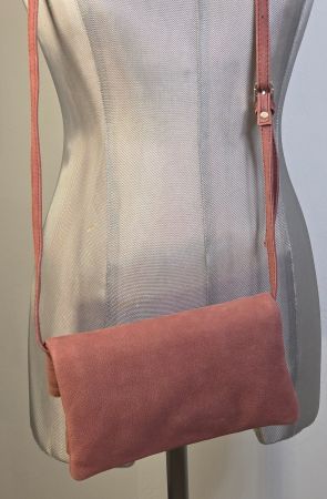 NIKA kleines PlatzwunderUmhängtasche altrosé wildlederoptik