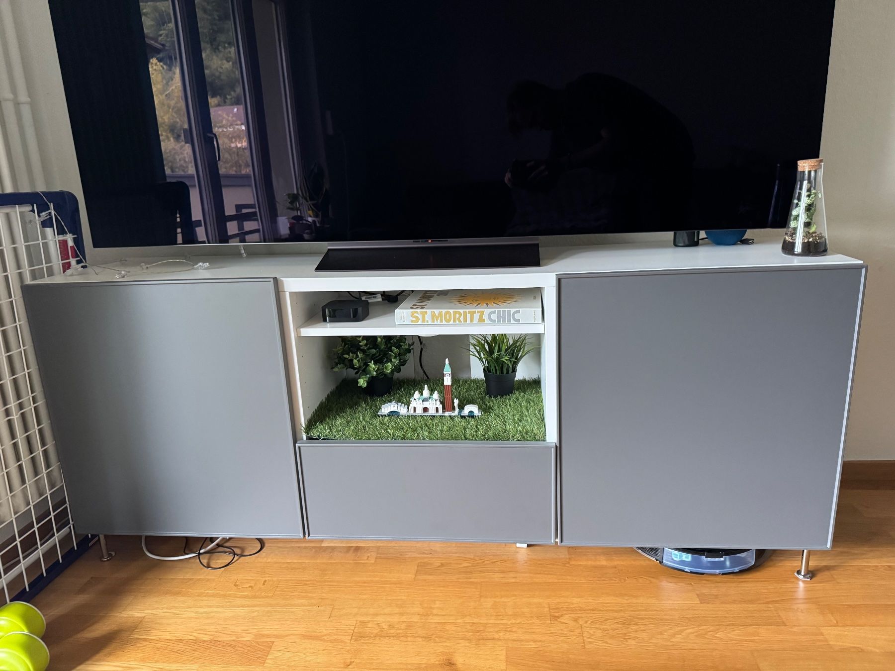 Ikea Mobili TV: Ikea besta Sideboard, Grau/Weiss – Usato da Horgen venduto da max_76w8