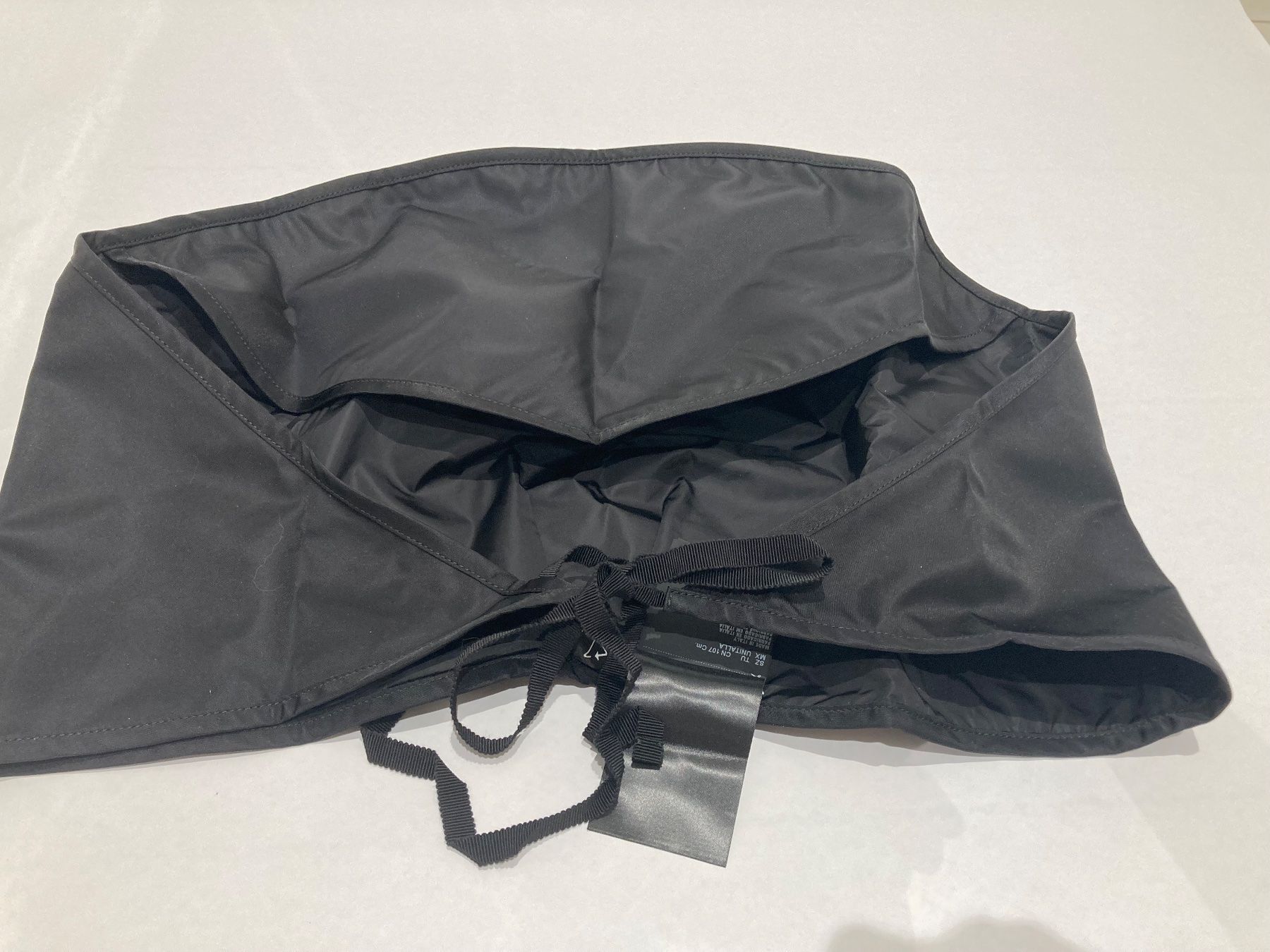 Prada Copricapi, berretti & cappellini: Prada cappuccio unisex (NEW) – Nuovo e nell'imballaggio originale da Paradiso venduto da Kayakara 4