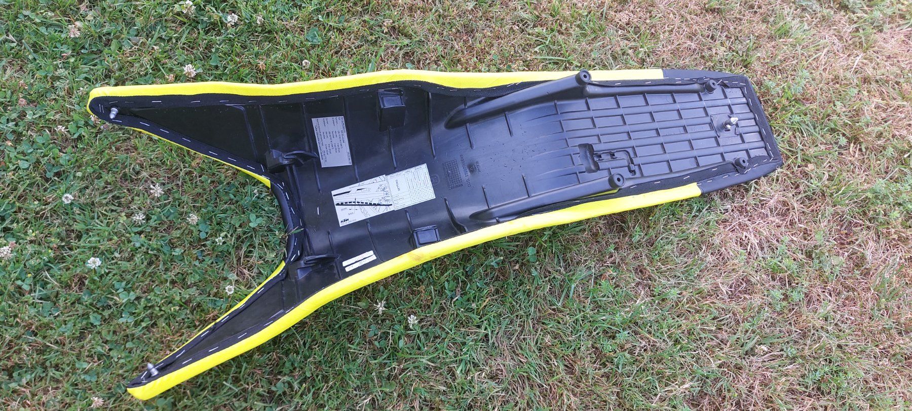 Husqvarna Tutti i ricambio per moto: Husqvarna 701 Sitz/Sattel mit Gel-Einlage – Usato da Aeschi SO venduto da Mr.Cornrows 3