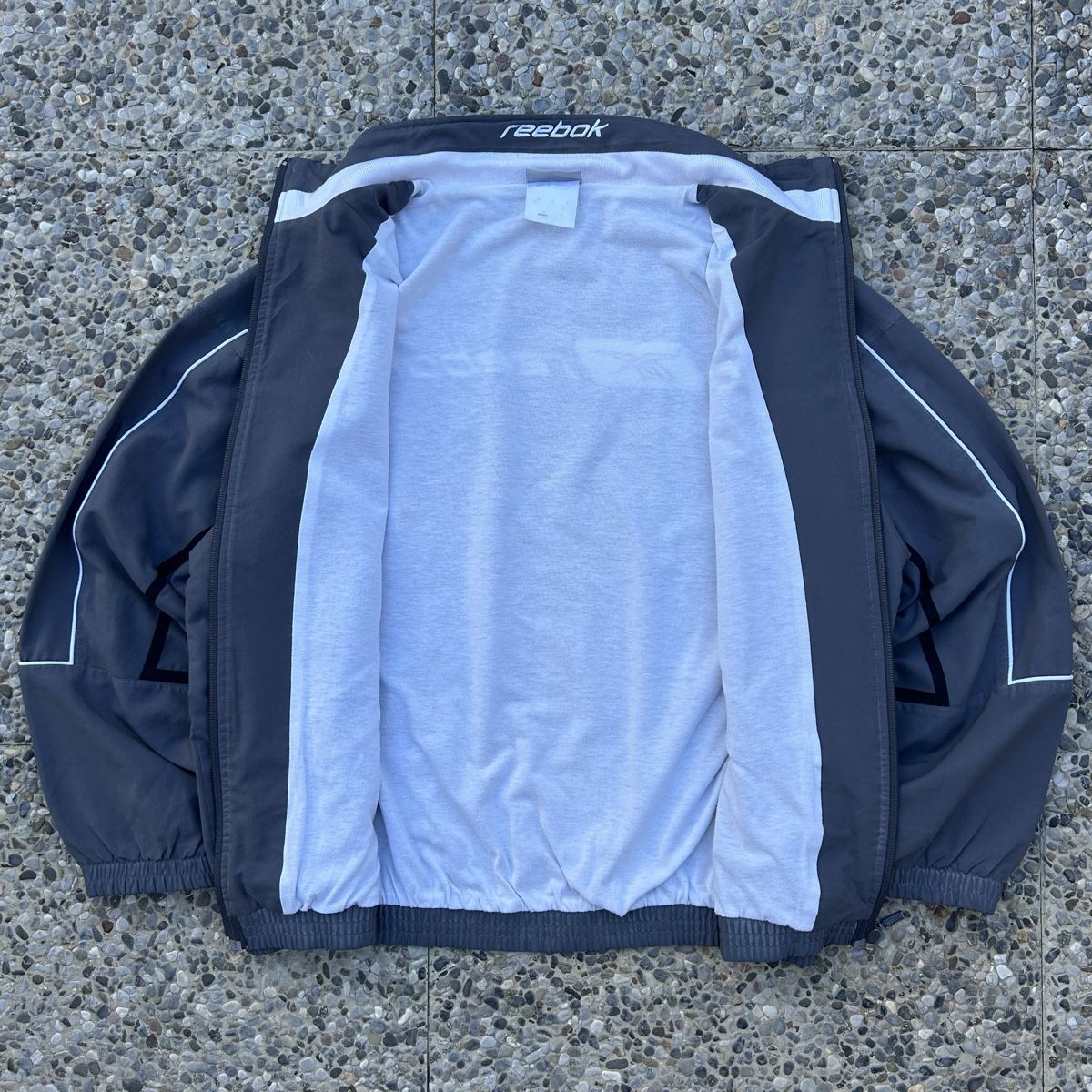 Reebok Vestes: Vintage Reebok grey track jacket – D'occasion à brent par fukusapes 2