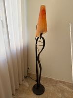 Stehlampe mit rot/orangem Glasschirm (Abholung in ZUG)