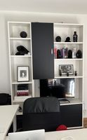 Modernes Bücherregal mit viel Stauraum, Weiss/Schwarz