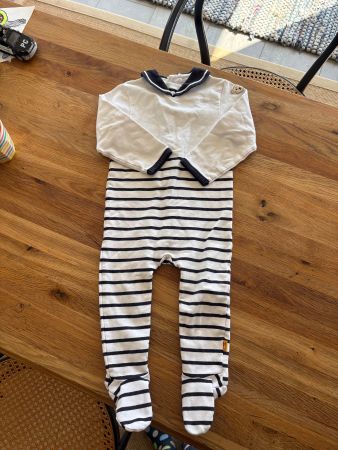 Pyjama und Langarmbody