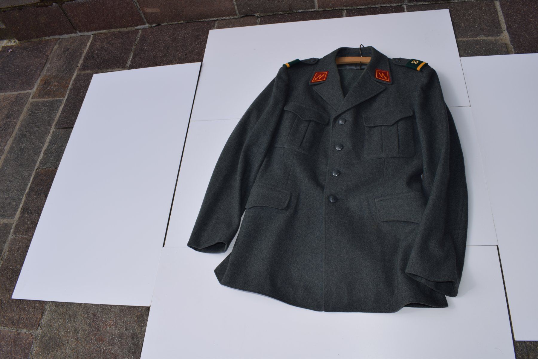 Schweizer Armee Uniformi: Militäruniform 49 – Usato da Weiningen ZH venduto da Gubristtunnel