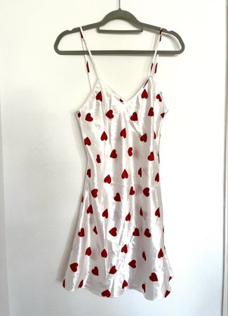 Weiss Kleid mit Herzmuster, Grösse M, Top Zustand!