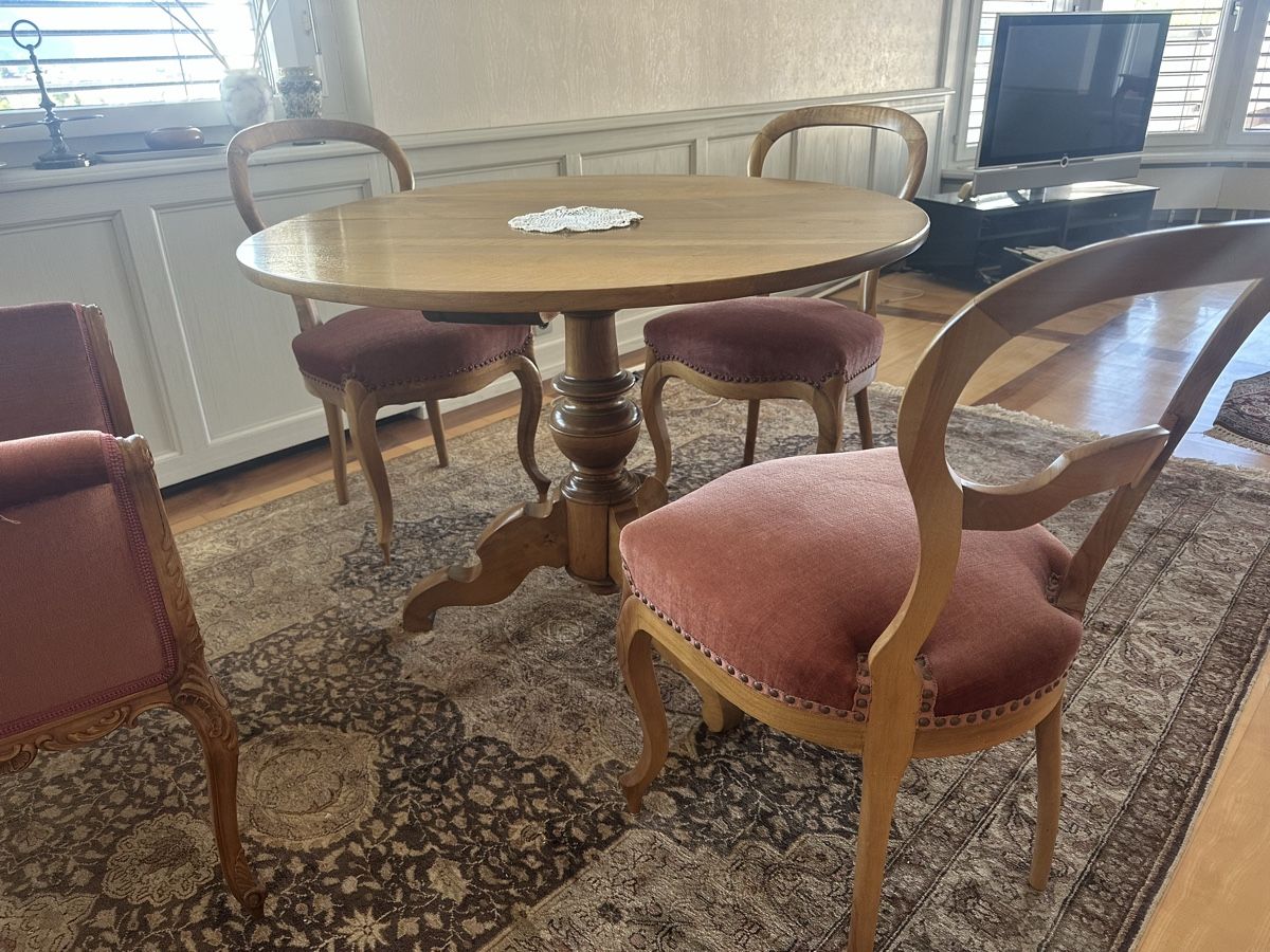 Set de table et chaises: Esstisch mit 5 Stühlen und einem Hocker – D'occasion à Schönenwerd par floriana.d