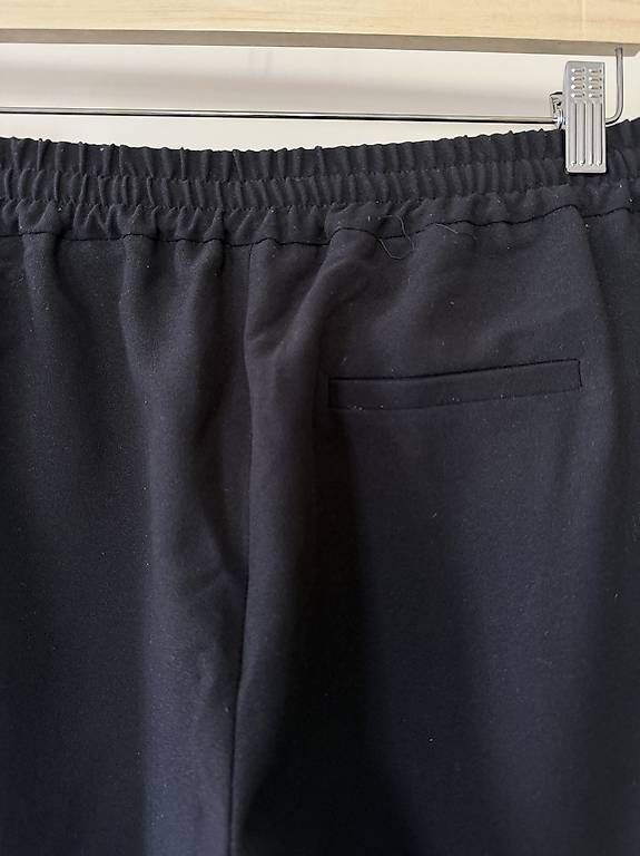 Pantalons: SCHWARZE STOFFHOSE MIT BUND – D'occasion à Zürich par Nadgb1303 3