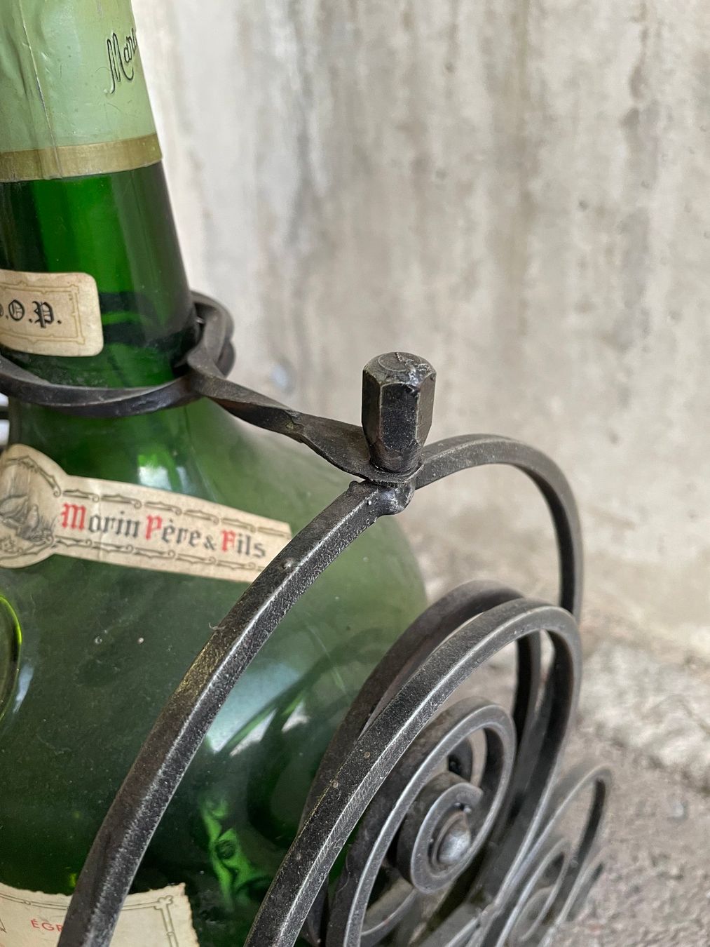 Supporti a parete: Dekorative, schmiedeiserne Flaschenhalterung mit Flasche – Usato da Elsau venduto da Barri.ch 1
