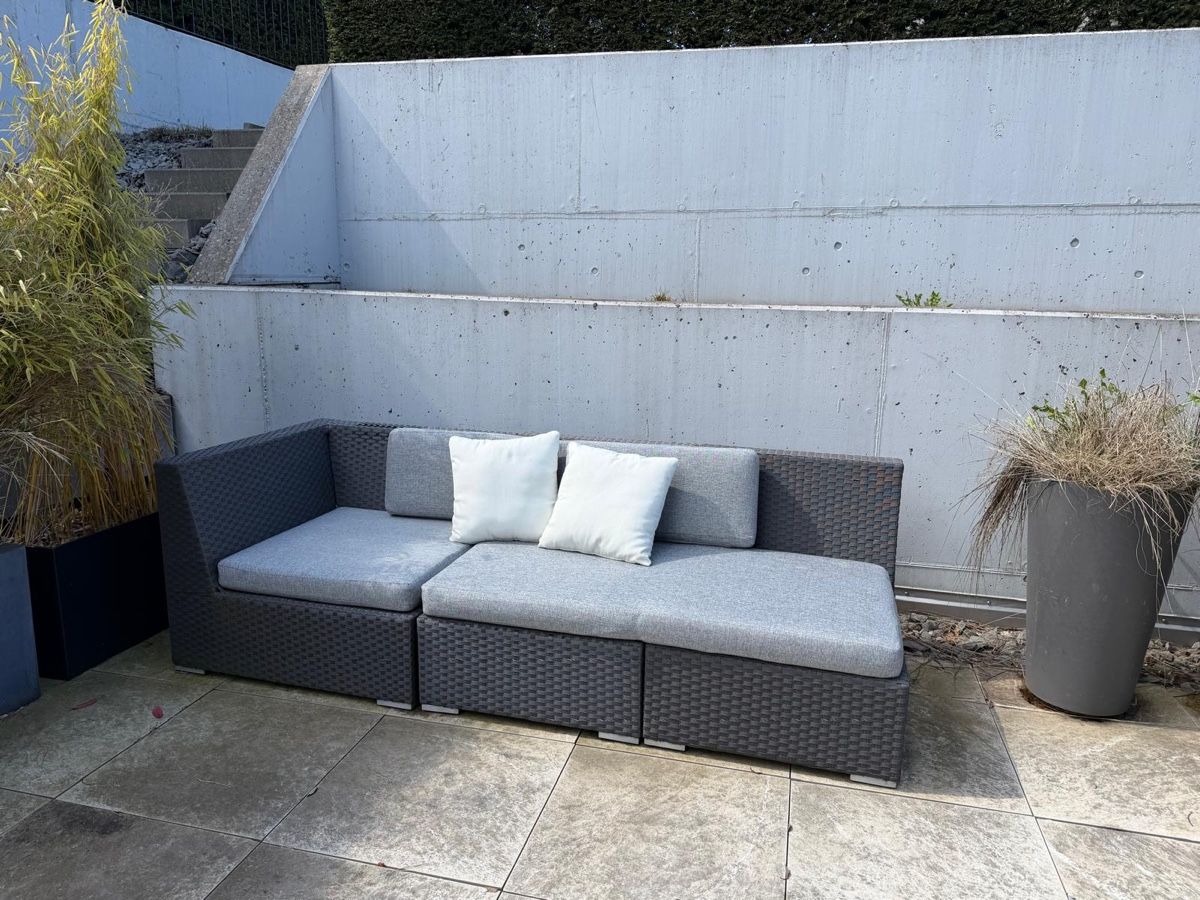 Sofas: Outdoor Lounge Sofa Rattan grau – modular & bequem – Gebraucht aus Schindellegi von tbig