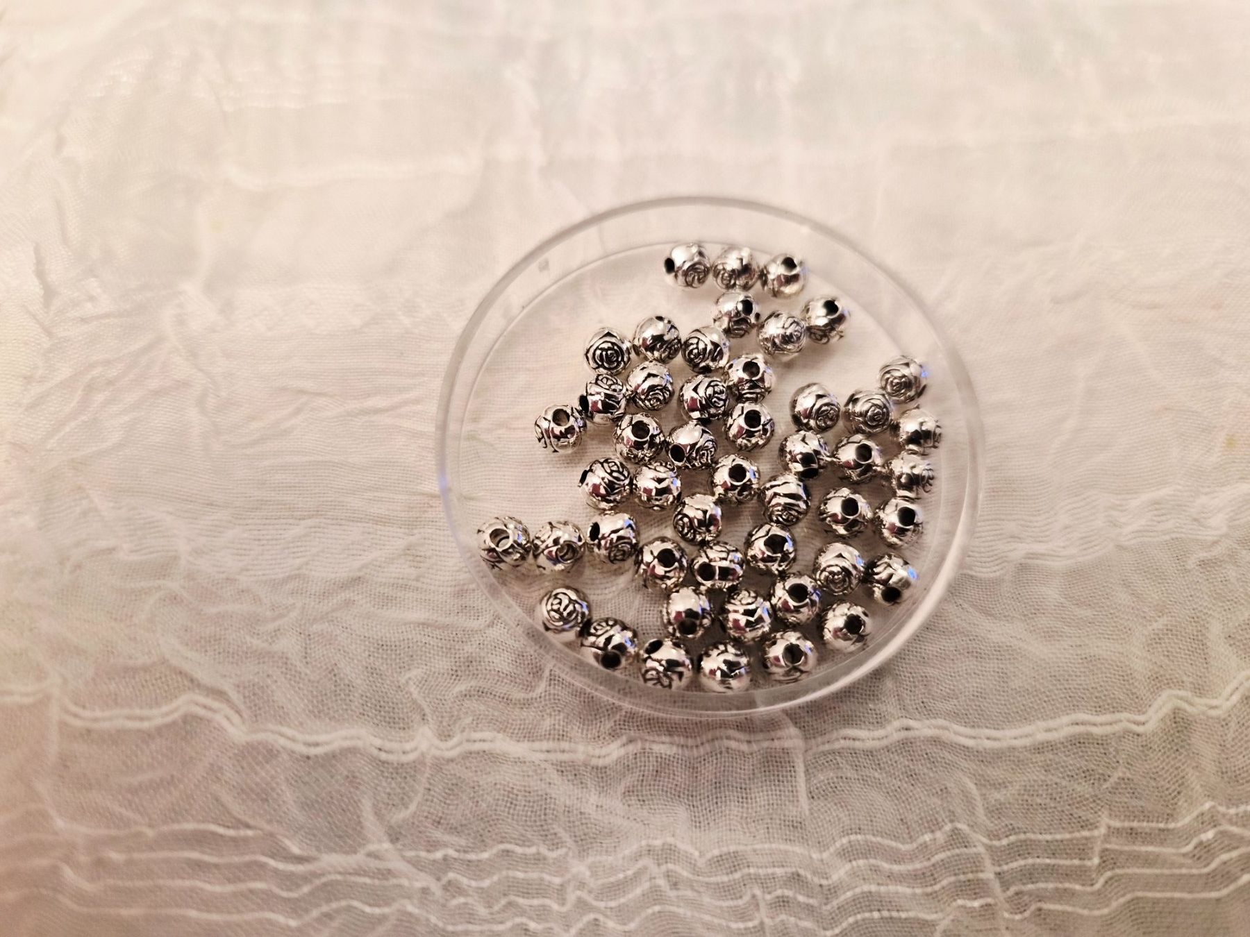 Perle (finte): Zwischenperlen 48 stk 4mm – Nuovo (secondo la descrizione) da Dietikon venduto da Eleda