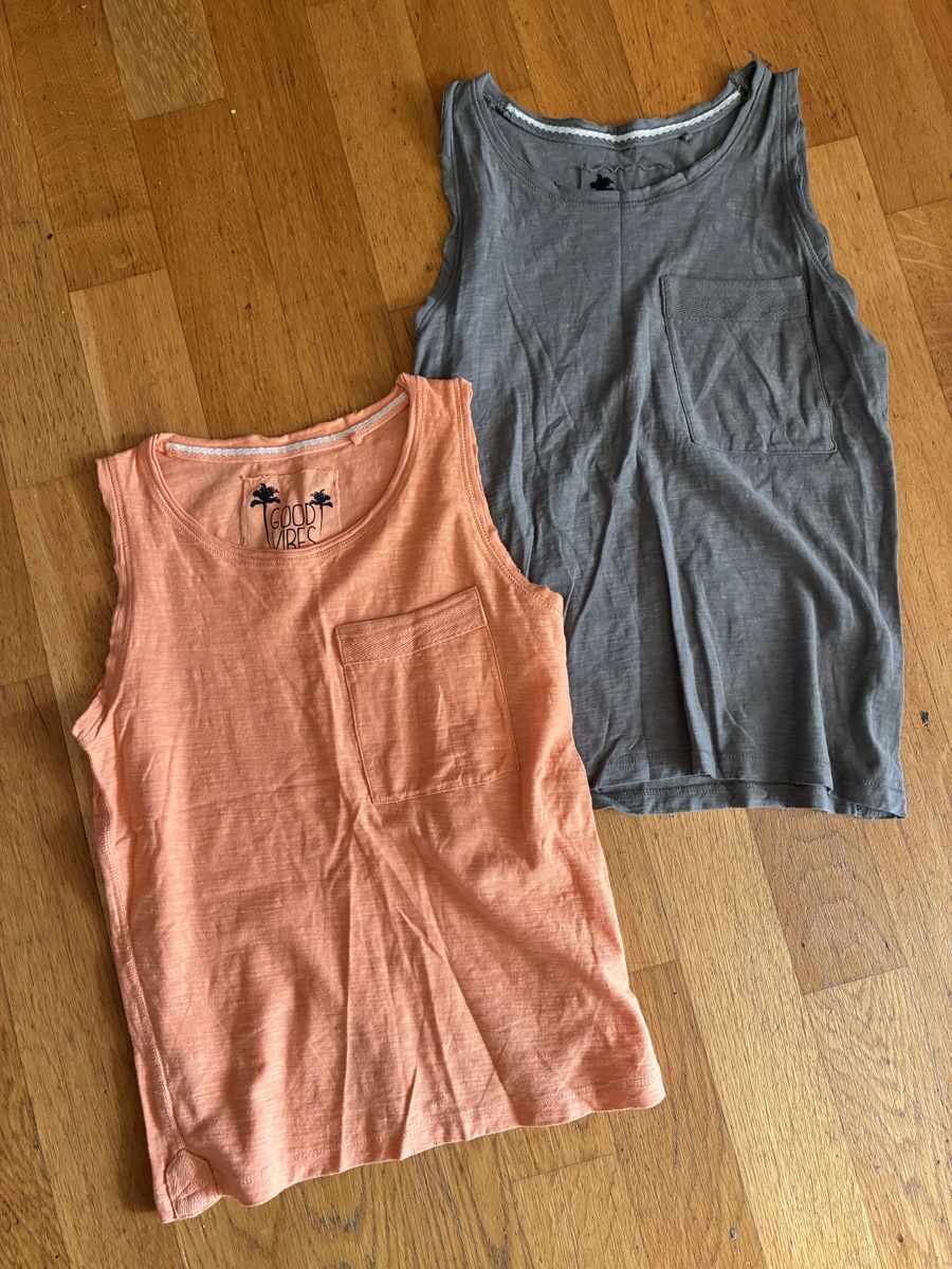 Camicette, T-shirt & Top: Zwei schöne Shirts Gr. 122/128 – Usato da richterswil venduto da lunamarie001