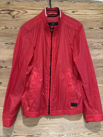 Rote Frühlingsjacke von Boss, Grösse 48