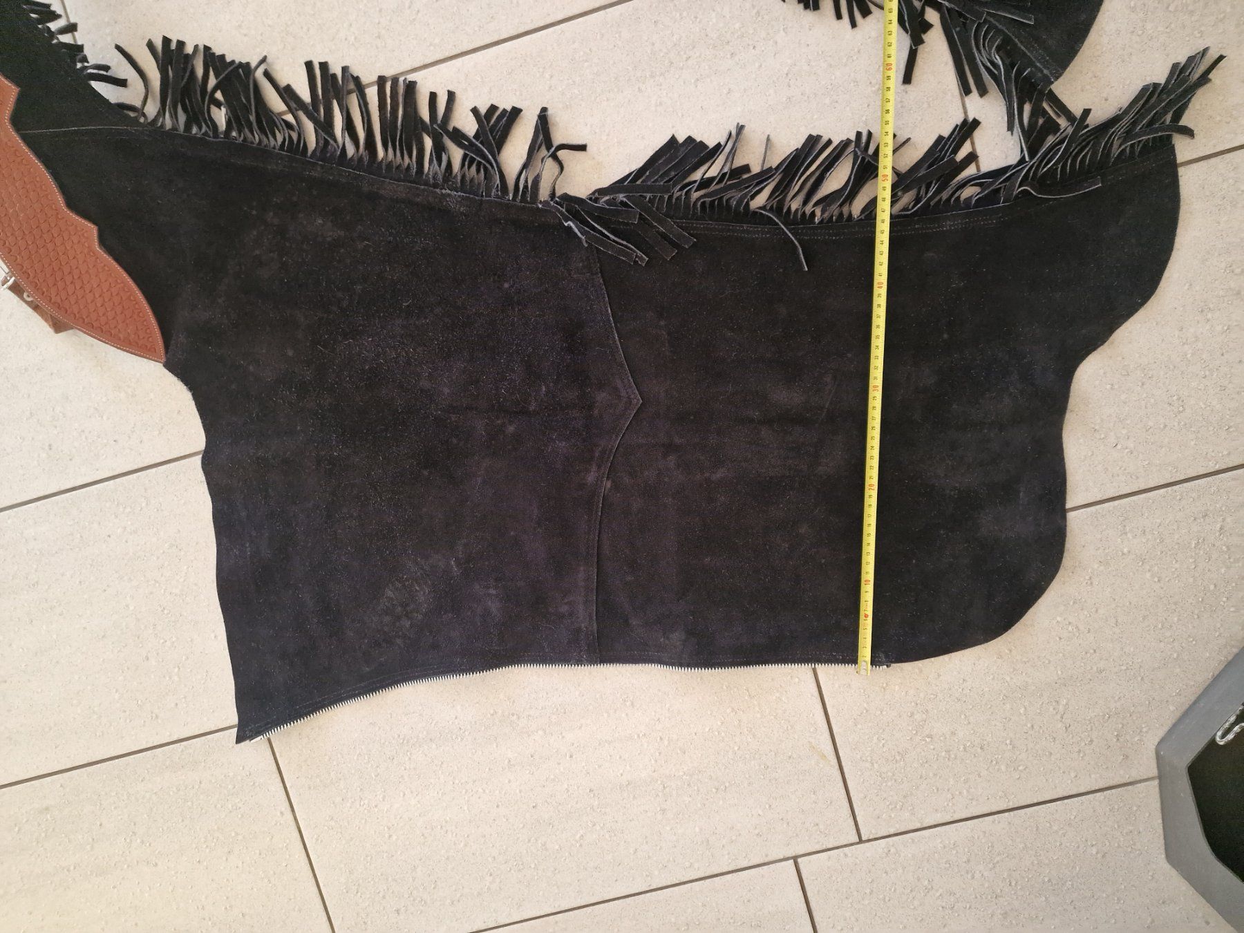 Pantaloni: schwarze Wildleder-Show-Chaps, ca. Grösse M – Usato da Diegten venduto da Eube 4