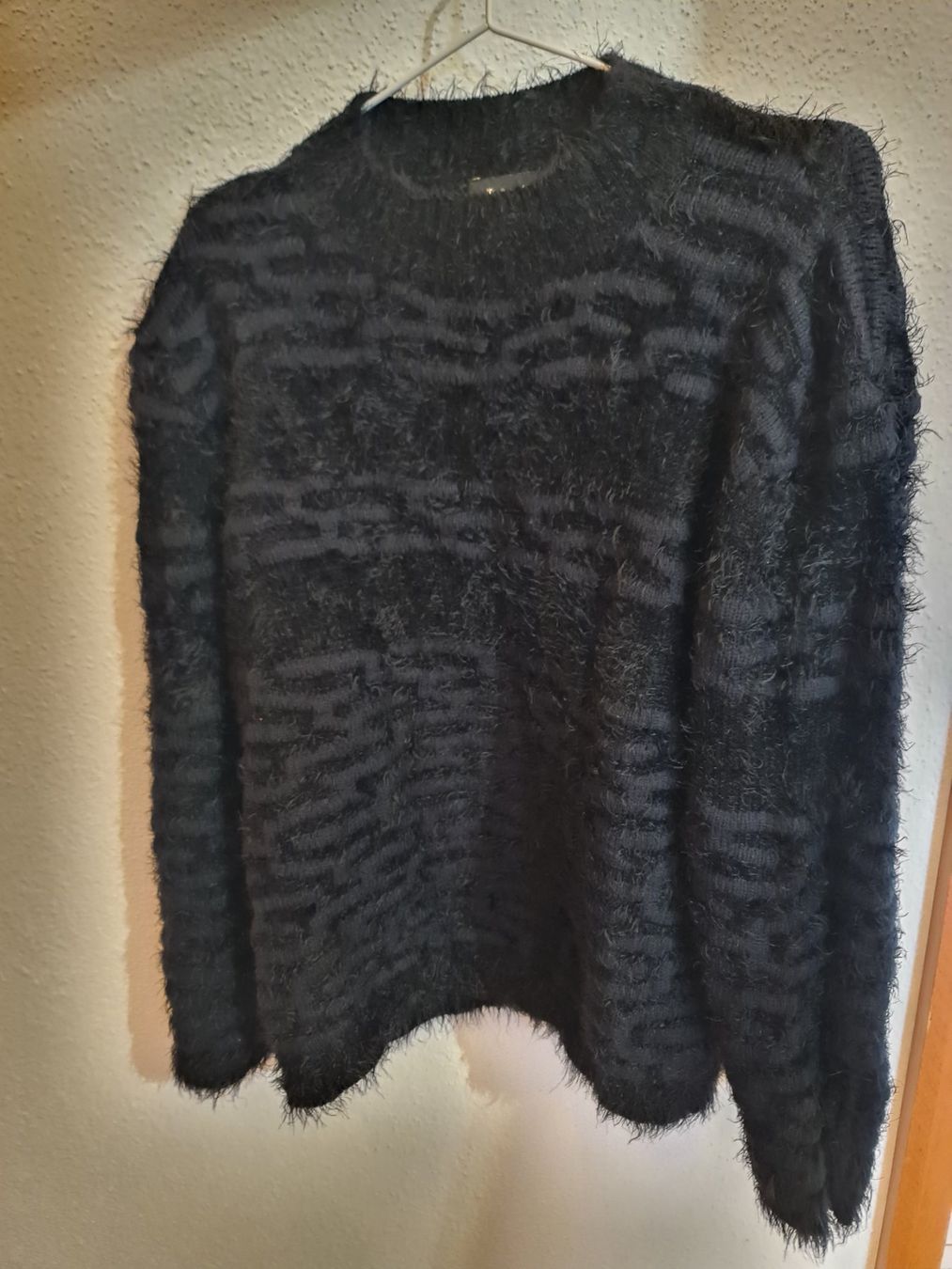 Maglioni & Felpe: Flauschiger Pullover schwarz mit Struktur gebraucht – Usato da Würenlos venduto da mbe_6c7v