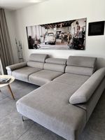 Graues Stoffsofa mit Recamiere rechts