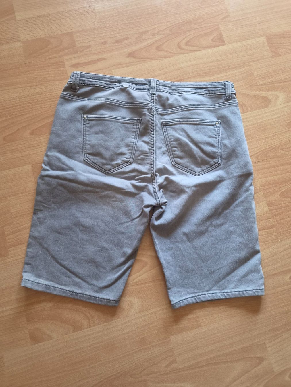 C&A Pantaloni: C&A Damen Bermuda Grösse 42 grau neuwertig – Usato da Mumpf venduto da Fabis_Shop 3