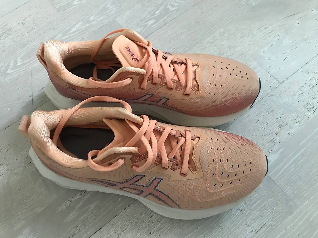 Herrenschuhe: Asics Novablast 4 Grösse EU 40 / US 8.5 – Gebraucht aus Kaiseraugst von Bedabe 1