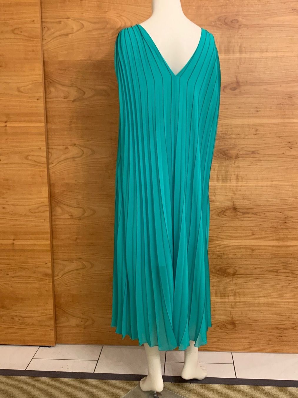 Escada Kleider: Escada Sport Gestreiftes Plissee-Kleid – Neu (gemäss Beschreibung) aus Unterägeri von Jr61 1