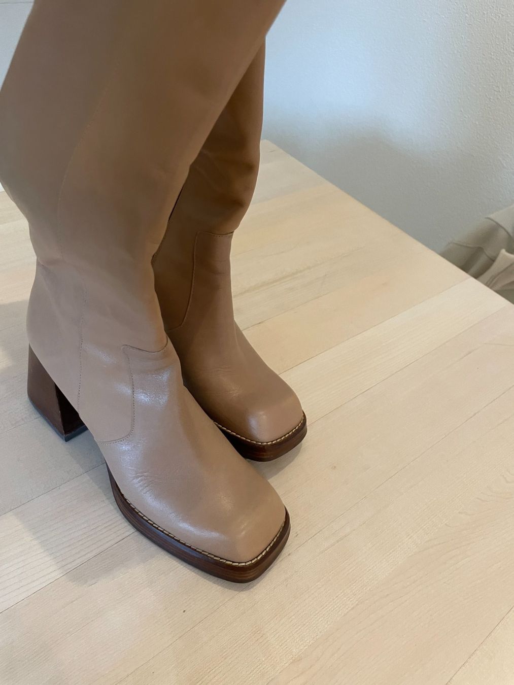 Scarpe da donna: Elegante Echtleder Stiefel, beige, Gr. 37 – Nuovo (secondo la descrizione) da Weiningen ZH venduto da mad_t6dx 1