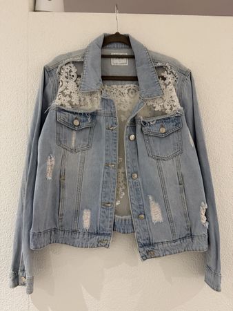 Jeansjacke mit Spitze & Destroyed-Look Gr. L