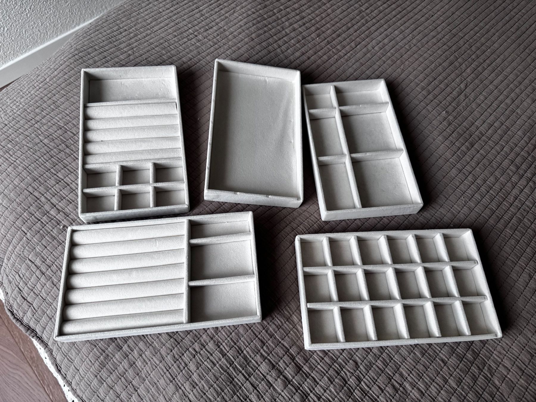 Contenitori & Simili: 5er Set Schmuckschalen-Einsätze beige Samt – Nuovo (secondo la descrizione) da Fehraltorf venduto da Naprodej