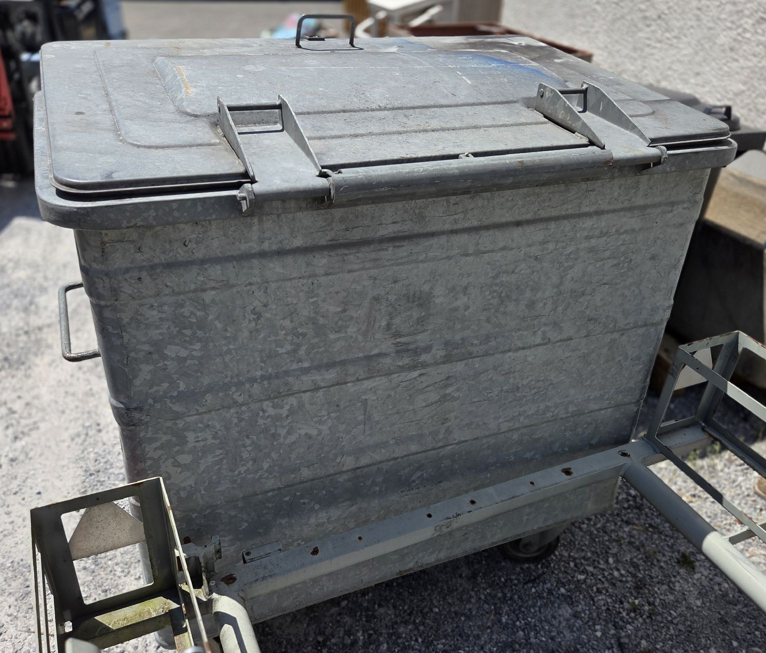 Autres articles bureau & commerces: 800 Liter Container mit Deckel – D'occasion à Oberhasli par General-Dealer 8