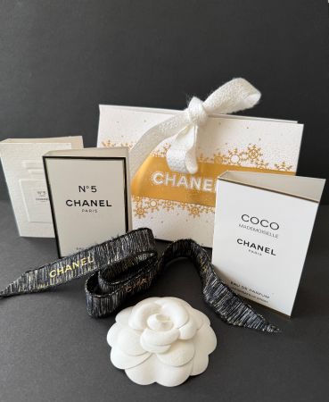 CHANEL - Parfumminis  Papierbox Kamelie Geschenksband