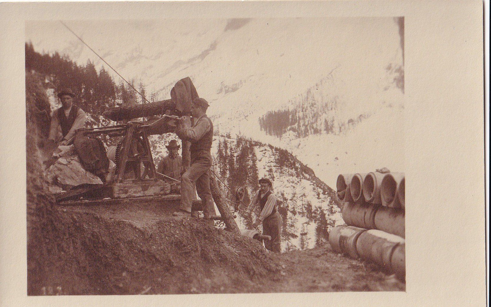 Cartes postales: Kandersteg Bauarbeiter mit Baumaschine – D'occasion à Olten par clotaldi