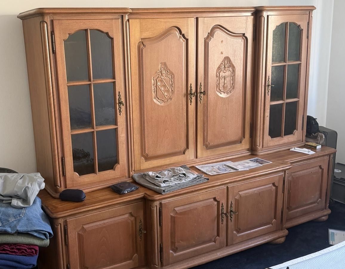 Credenze: Handgeschnitzes Buffet aus Nussbaumholz – Nuovo (secondo la descrizione) da Zürich venduto da GildaB