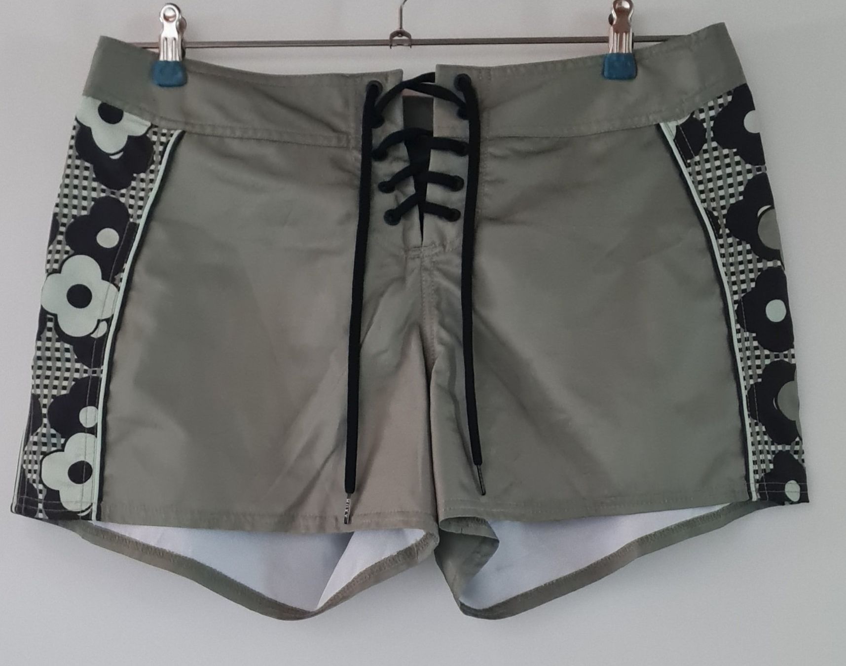 Roxy Pantaloni: Damen SurfShorts Roxy Grösse XL – Nuovo (secondo la descrizione) da Bäriswil BE venduto da irwu