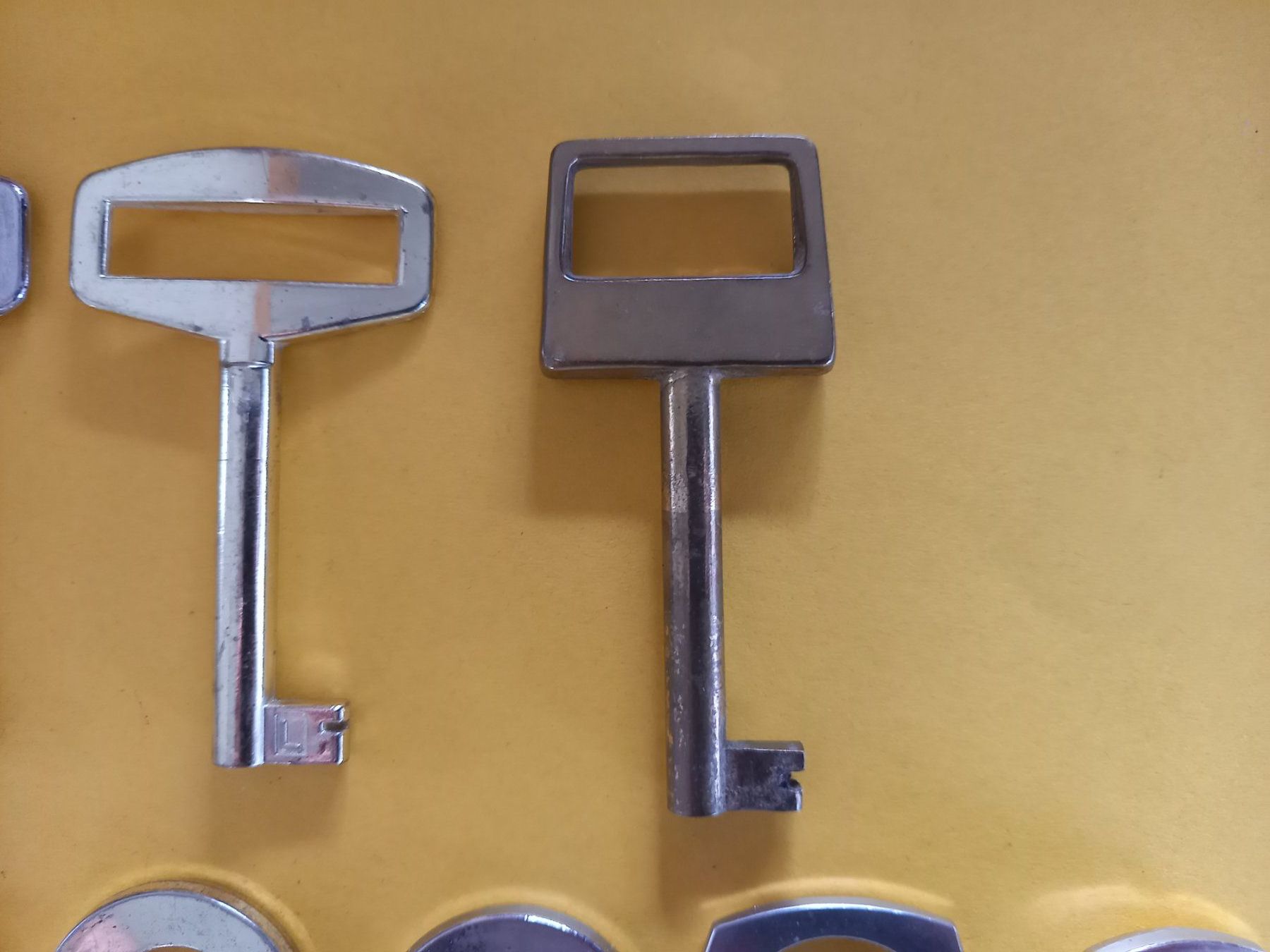 Chiavi: Lot de 10 clefs à panneton pour meubles – Usato da Rossens FR venduto da Souris1 2