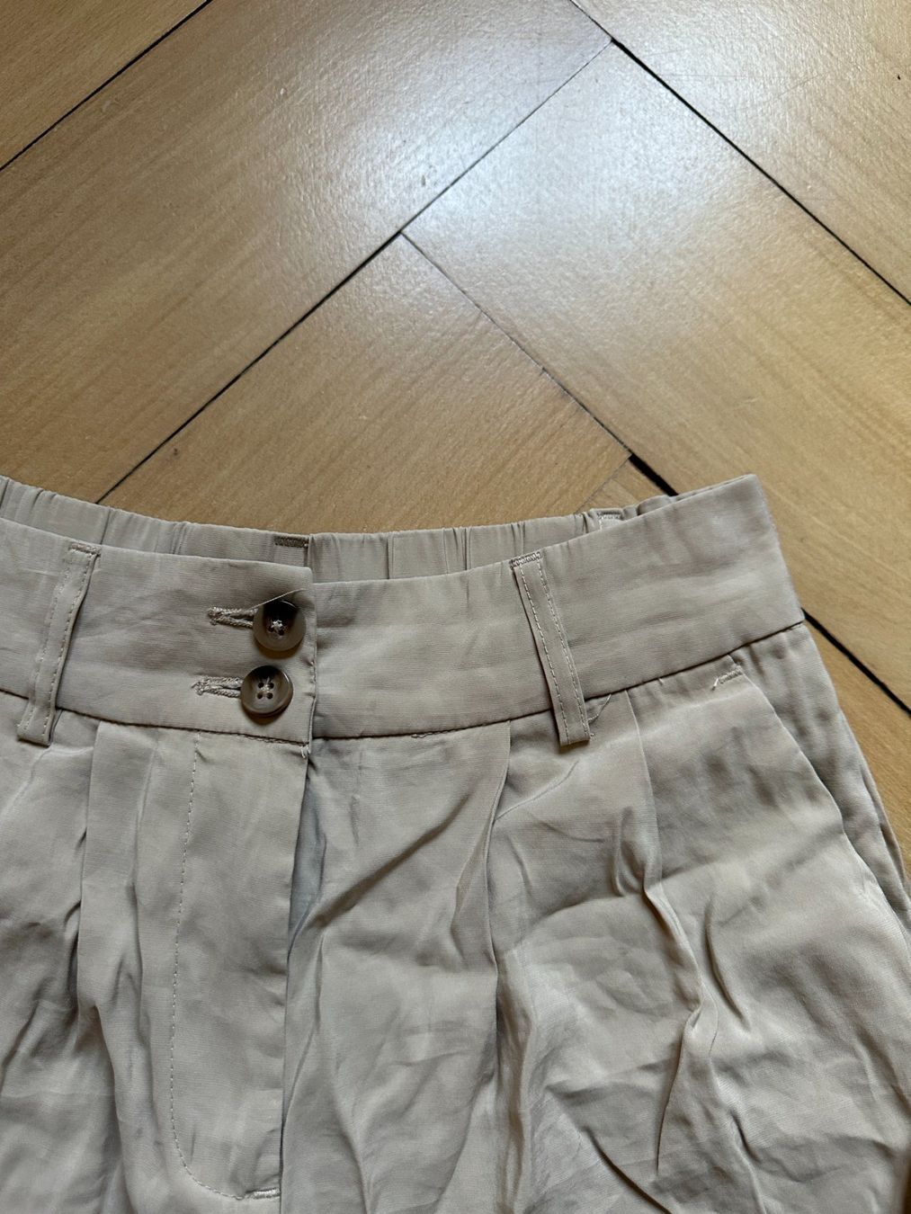Vila Pantaloni: VILA - Shorts beige locker 34 – Usato da Zürich venduto da Diazaio 1