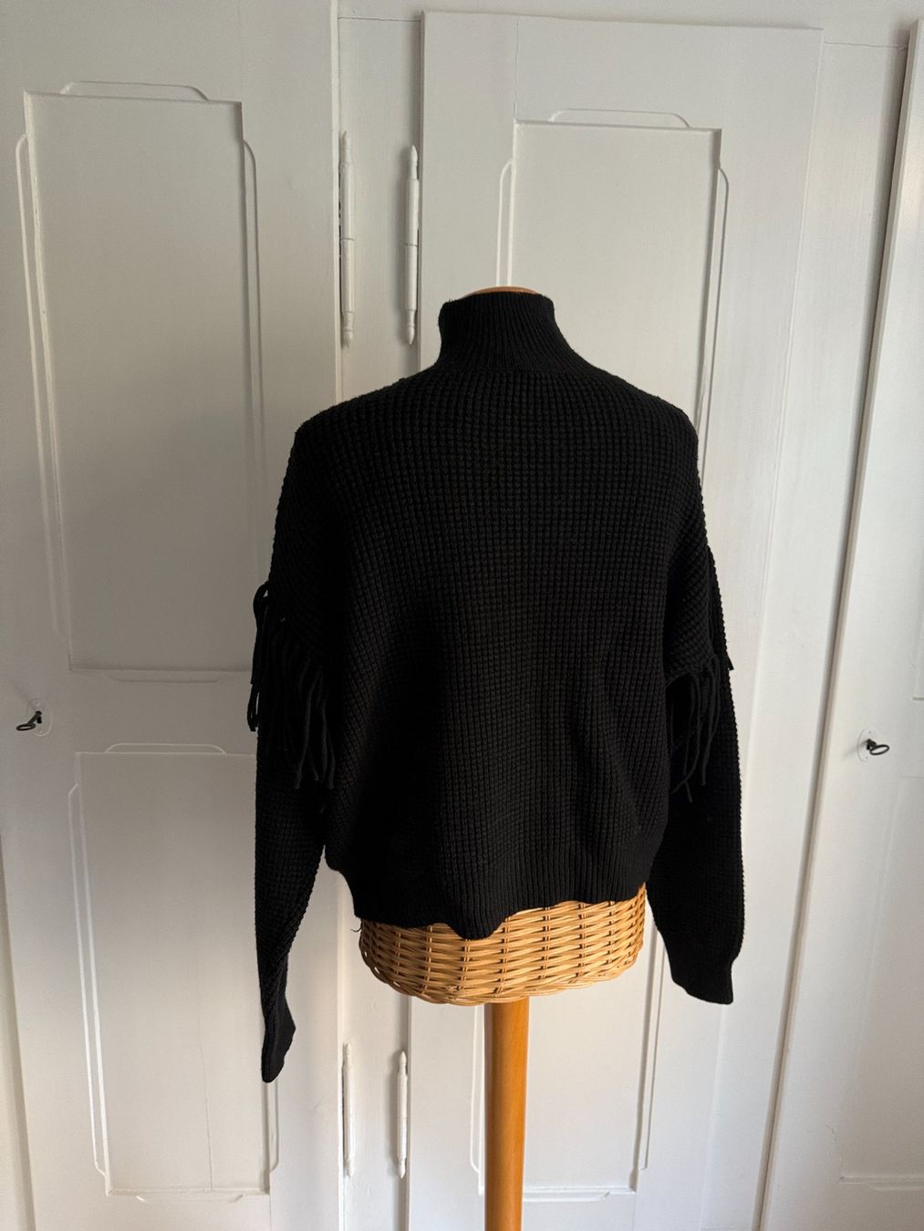 Maglioni & Felpe: SUSY MIX - Strickpullover schwarz mit Fransen M – Usato da Zürich venduto da Diazaio 2