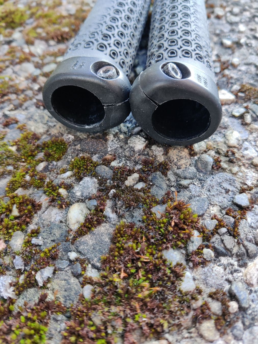 Pezzi di ricambio: Bike handle grips with screws – Usato da St. Gallen venduto da inf_kk7r