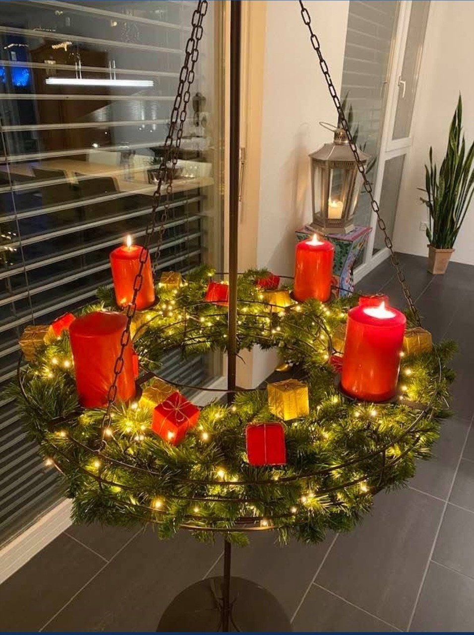 Kerzenständer: Großer Adventskranzständer mit schwebendem Korb und Deko – Gebraucht aus Eschlikon TG von Modos 2