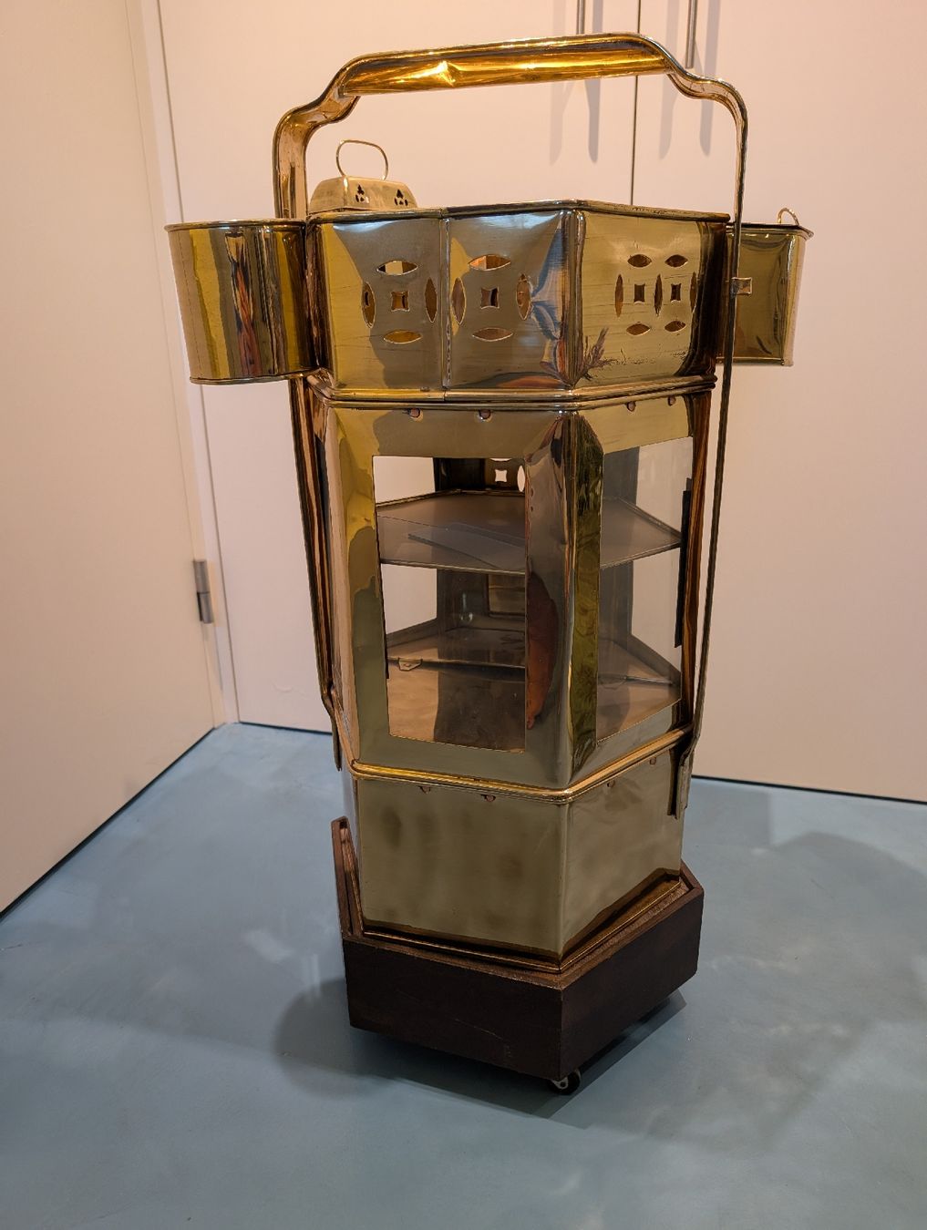 Küchengeräte: Messing-Vitrine mit Griff und seitlichen Fächern, Vintage. – Gebraucht aus Uetikon am See von Peter120 3