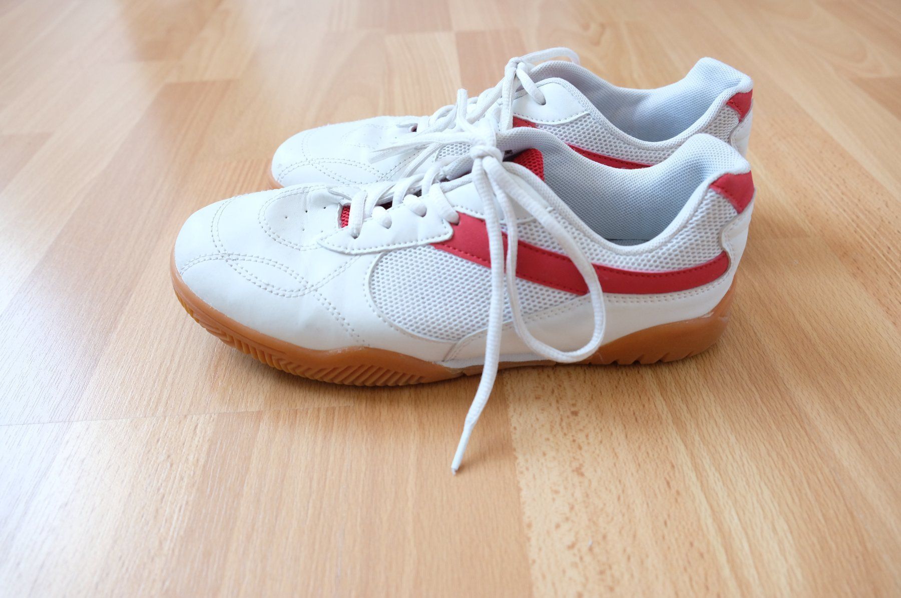 Schuhe für Jungen: 1	Baskets basses, blanc et rouge	T. 36 – Gebraucht aus Bôle von Lemon 1