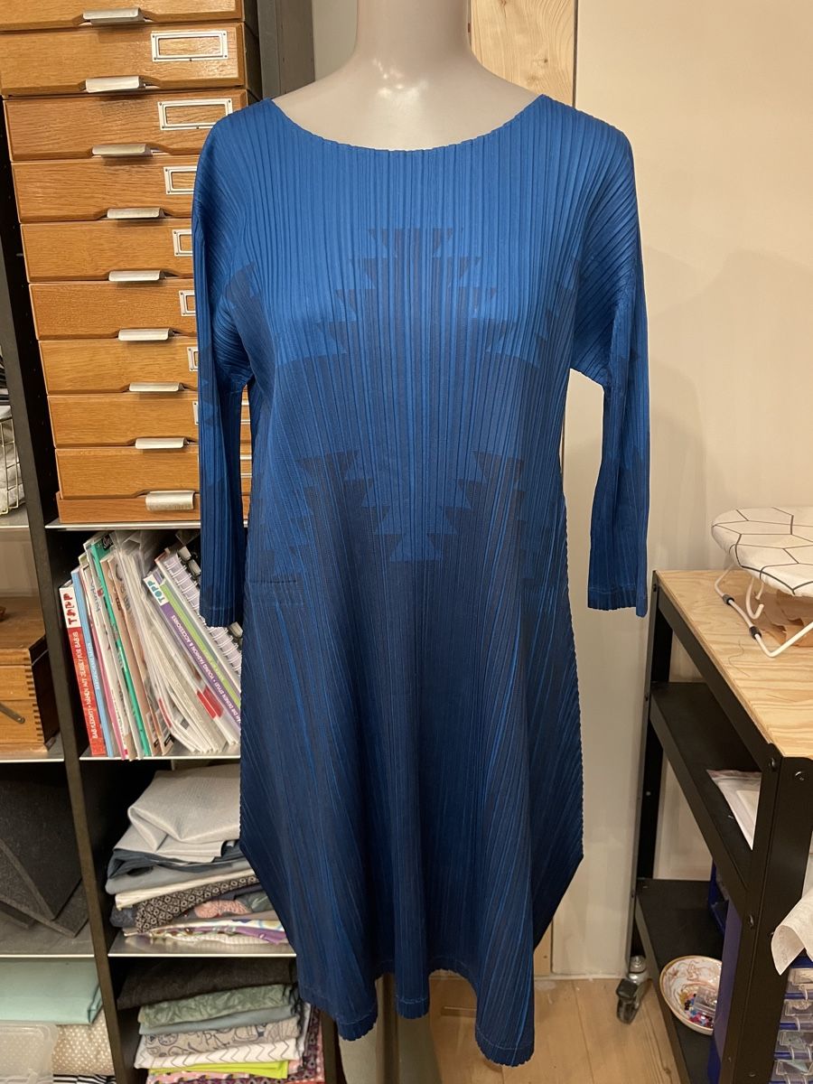 Issey Miyake Robes: Issey Miyake Pleats Please Kleid blau – D'occasion à Eglisau par lia_c7ny