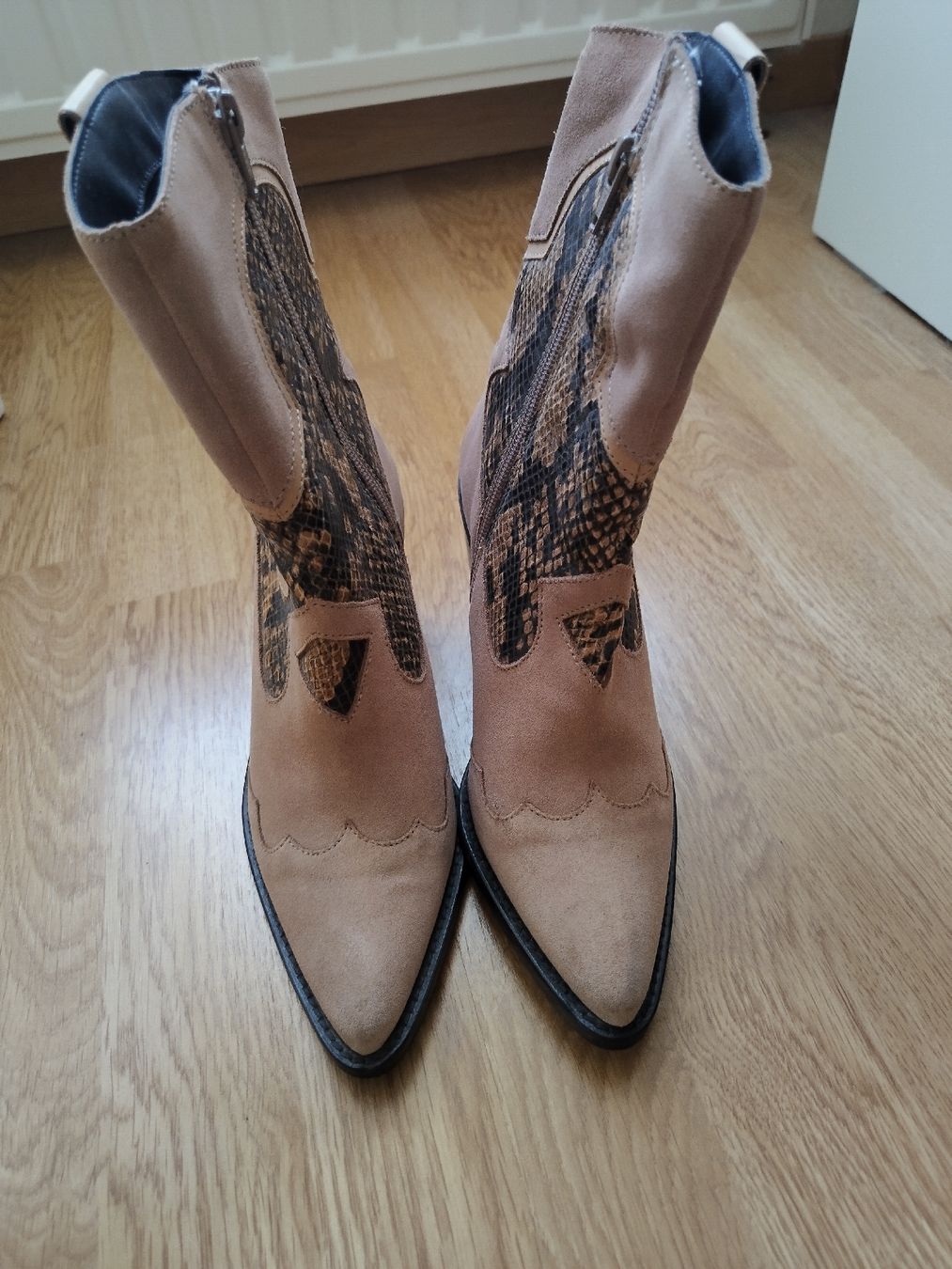 Chaussures femmes: Santiags Roses/beiges – D'occasion à Fleurier par Spoutnik47 1
