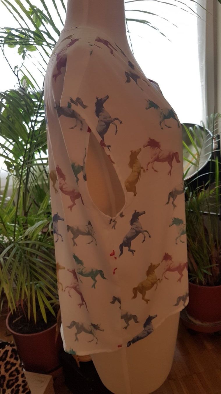 H&M Camicette: Weisse Sommerbluse mit Pferdemotiven – Nuovo (secondo la descrizione) da Oberengstringen venduto da Asteroid56 2