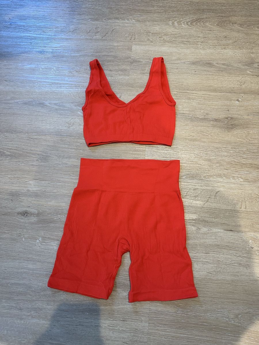 Pull&Bear Lotti di vestiti: Pull&Bear XS / S red ribbed gym set Sport / Lounge Set – Nuovo (secondo la descrizione) da Zürich venduto da Isabella123