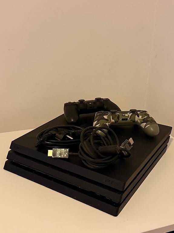 Sony Console: PS4 Pro 1TB (CUH-7116B) mit 2 Controller – Usato da Geroldswil venduto da mimilika