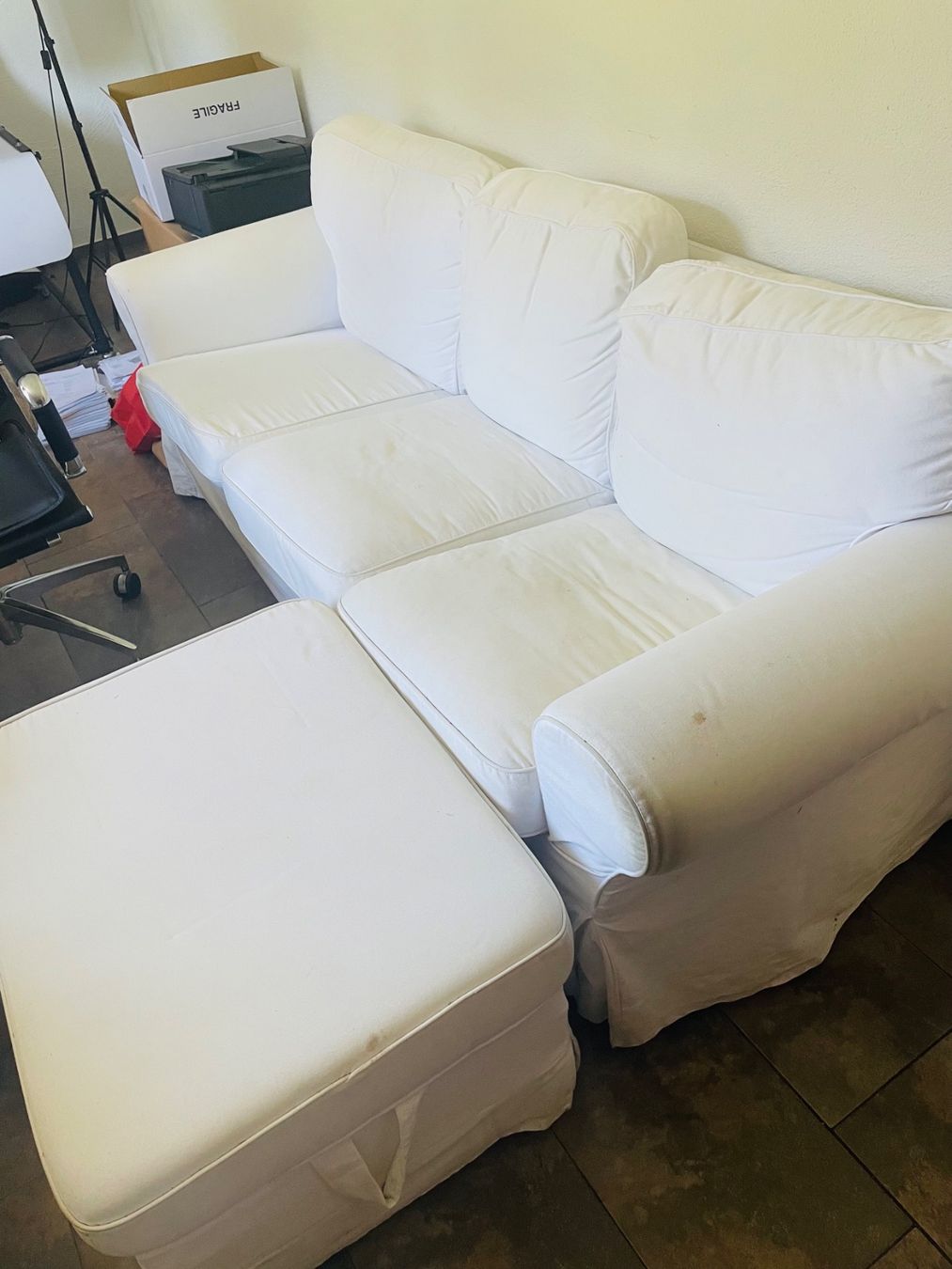 Ikea Divani: IKEA Sofa mit Hocker weiss gebrauchter Zustand – Usato da Teufenthal AG venduto da -barolo-